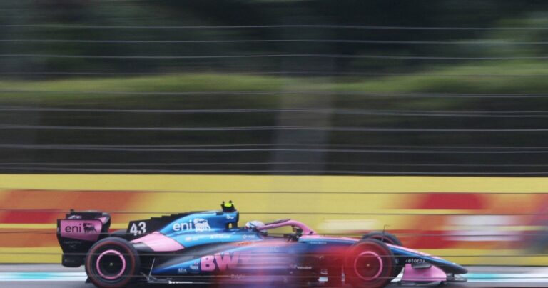 Franco Colapinto en el circuito de Sepang durante la clasificación del Gran Premio de Bahréin de Fórmula 1