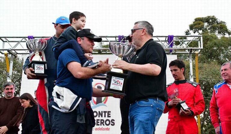 Pilotos de la Fuerza Libre Internacional compitiendo en el circuito del Jockey Club de Monte Caseros