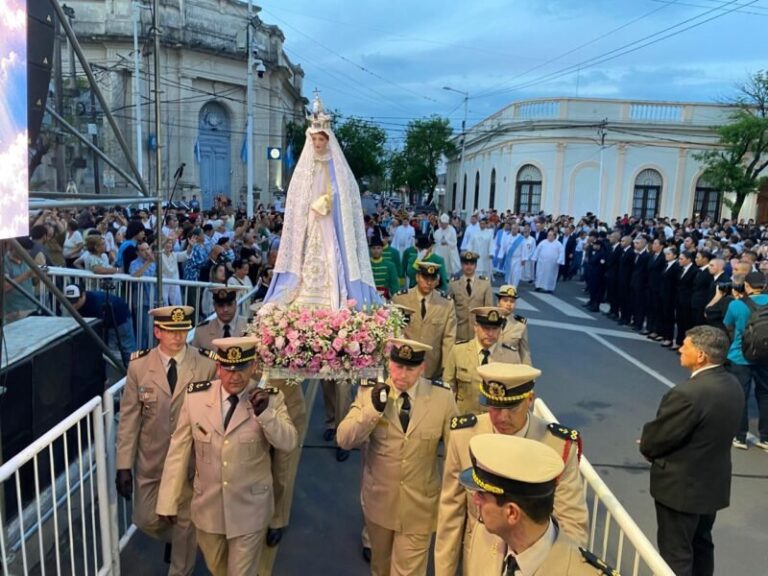 Procesión de la Virgen del Rosario en Goya con fieles y autoridades eclesiásticas
