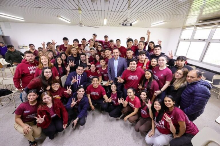 Gustavo Valdés durante una clase en la Facultad de Derecho de la UNNE