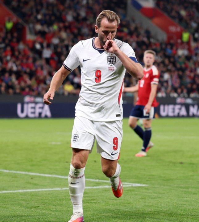 Harry Kane y Lionel Messi durante un partido de fútbol