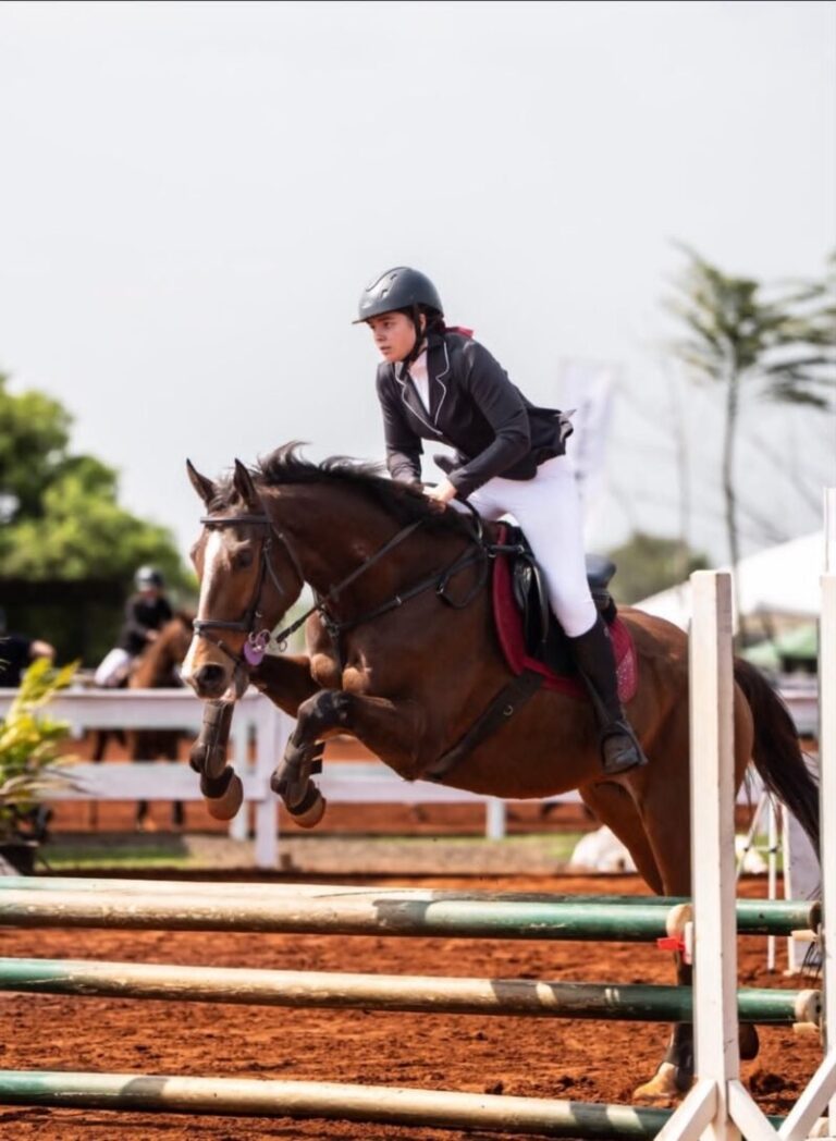 Jinetes y amazonas del Club Hípico Santa Catalina durante una competencia de saltos