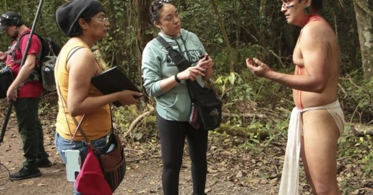 Proyección del cortometraje 'Huantepeque: El Vengador' en la Plaza Principal de Copán Ruinas