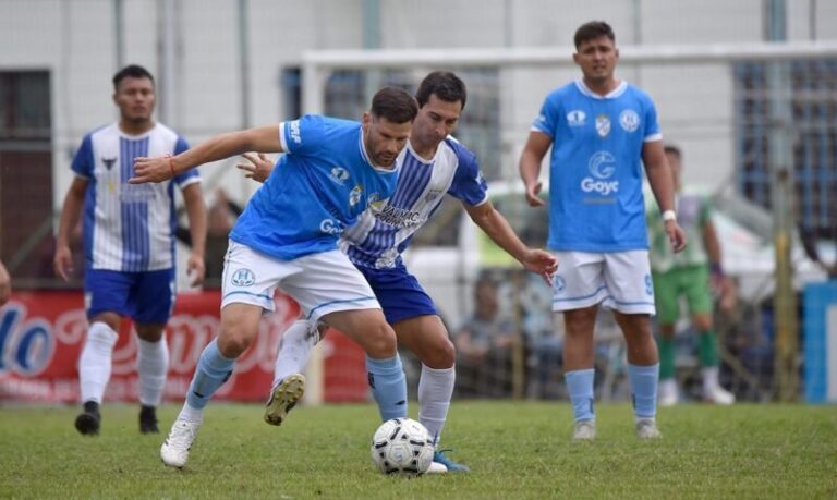 Jugadores de Huracán Corrientes y Huracán de Goya celebrando sus victorias en la ida de los octavos de final del Torneo Regional Federal Amateur