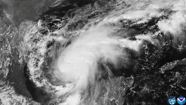 Imagen satelital del huracán Isaias sobre el Golfo de México
