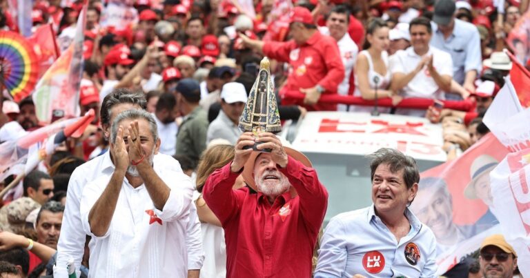 Fieles evangélicos en un culto en Brasil
