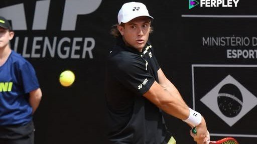 Lautaro Midón durante un partido de tenis en polvo de ladrillo
