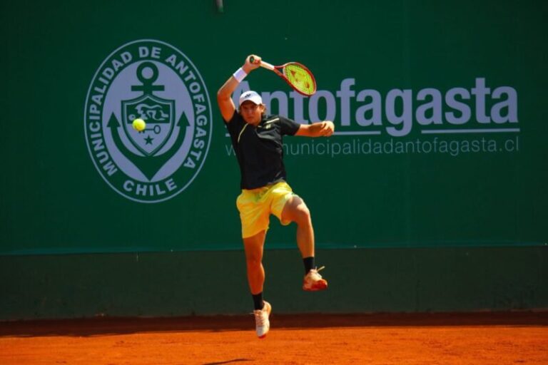 Lautaro Midón durante un partido de tenis en el Challenger de Antofagasta