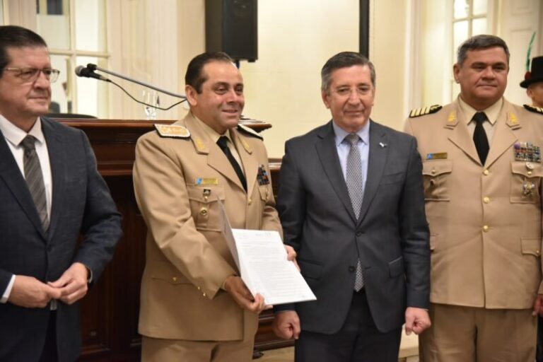 Autoridades y veteranos de Malvinas durante la entrega del Reconocimiento General San Martín en la Legislatura de Corrientes