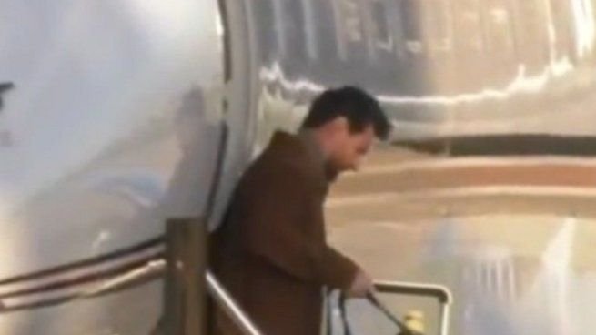 Lionel Messi llegando al aeropuerto de Rosario acompañado de su familia