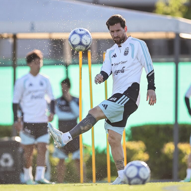 Lionel Messi con la camiseta de la selección argentina en el estadio Monumental