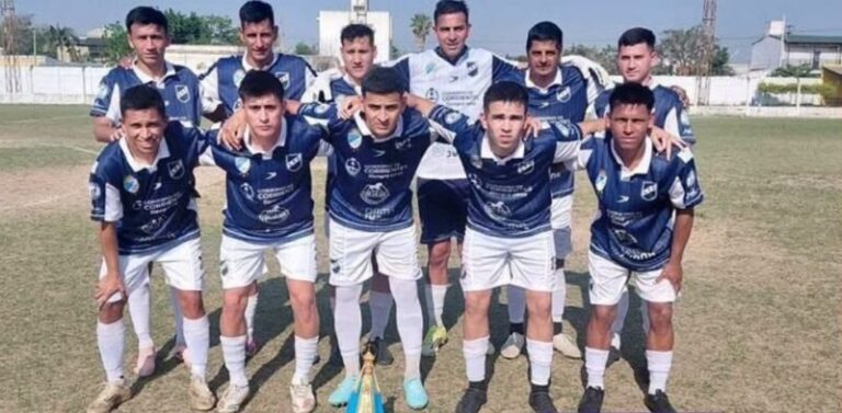 Estadio de fútbol con jugadores disputando un partido del Torneo Regional Federal Amateur