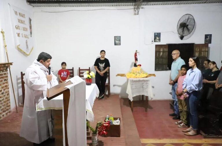 Procesión por el día patronal de San Miguel Arcángel en Lomas Este
