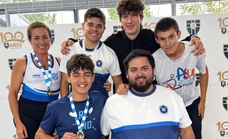 Remeros del Club de Regatas Corrientes durante el Campeonato Argentino de Remo Indoor