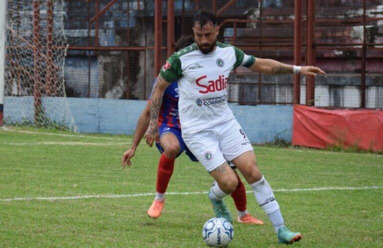 Jugadores de Mandiyú celebrando la victoria 1-0 ante Huracán de Goya en el Torneo Regional A