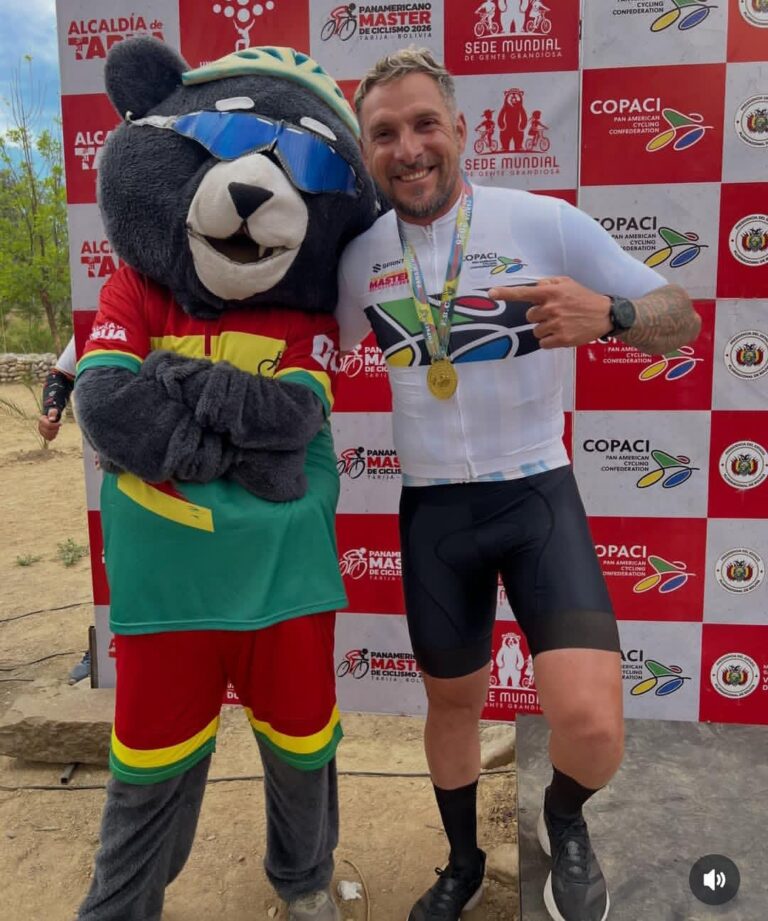 Ciclista Mario Mazo en la prueba de Criterium del Panamericano Máster en Tarija