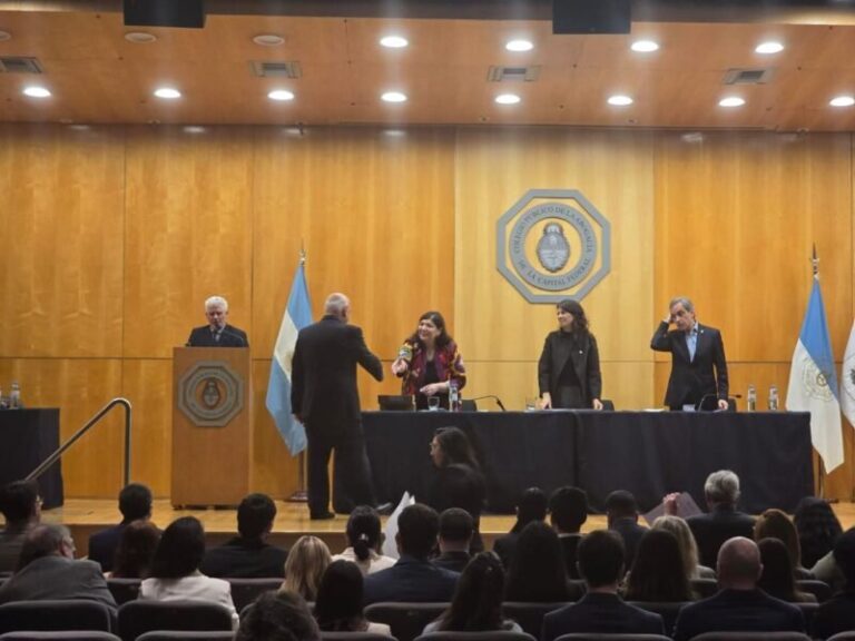 Martínez Llano durante el juramento como abogado en la Ciudad de Buenos Aires