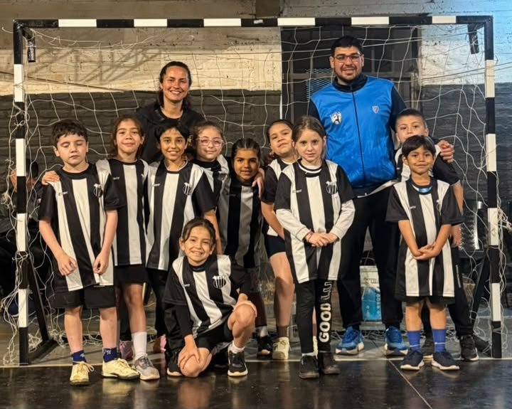 Partido de handball infantil en el Club Atlético Virasoro durante el Primer Provincial de Minis e Infantiles