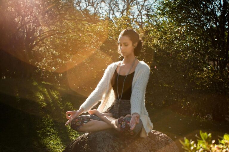 Personas meditando en un entorno con tecnología de biofrecuencia