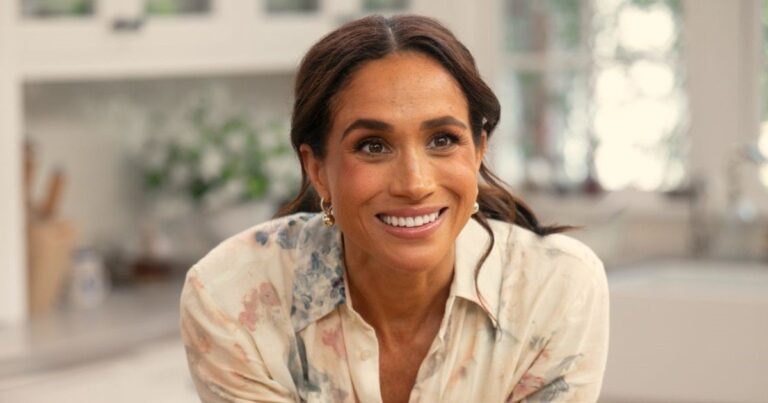 Meghan Markle sonriendo durante una entrevista