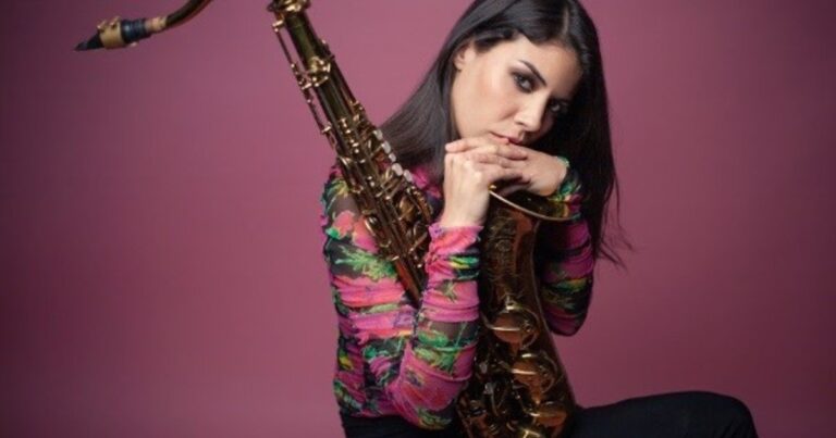 Melissa Aldana con su saxofón tenor en el escenario