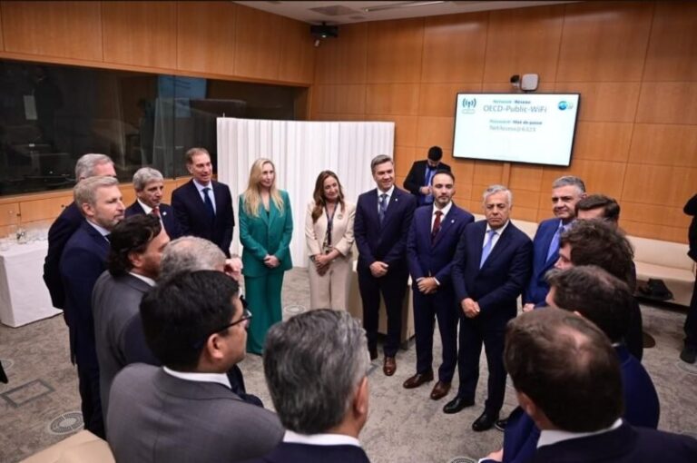 Presidente Javier Milei junto a gobernadores en reunión en París