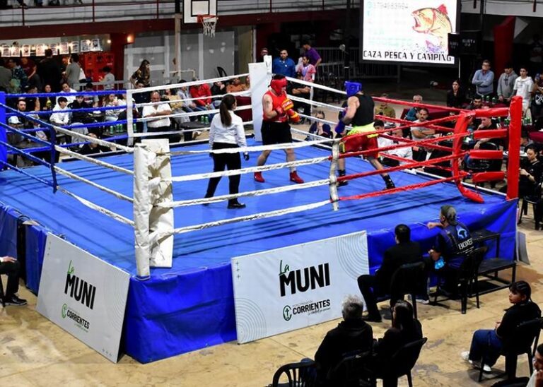 Combate de boxeo en la Noche de Titanes 4 en el club Juventus