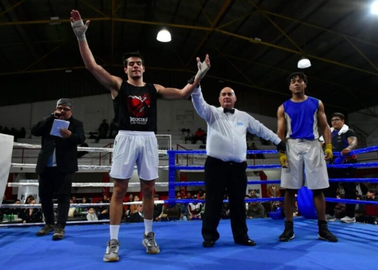 Combate de boxeo en el Club Juventus durante la Noche de Titanes IV