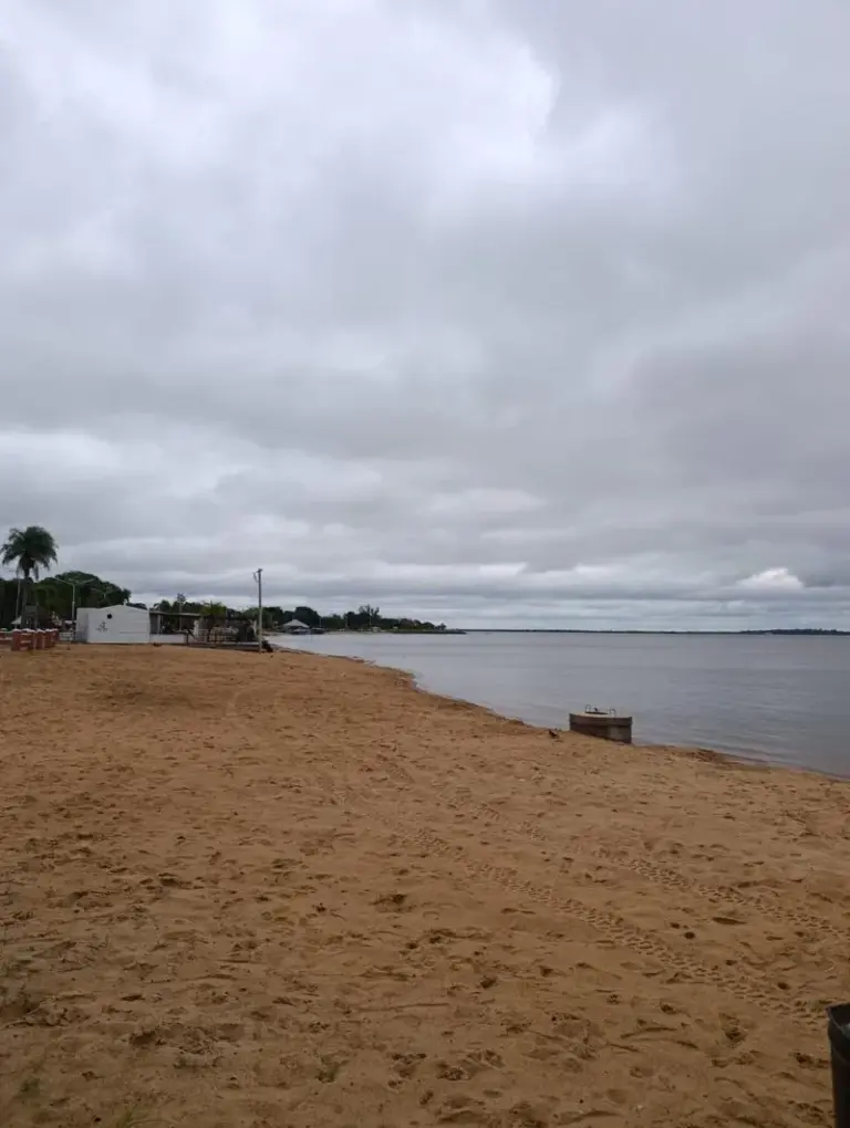 Vista del río Paraná en la costa de Paso de la Patria durante la crecida