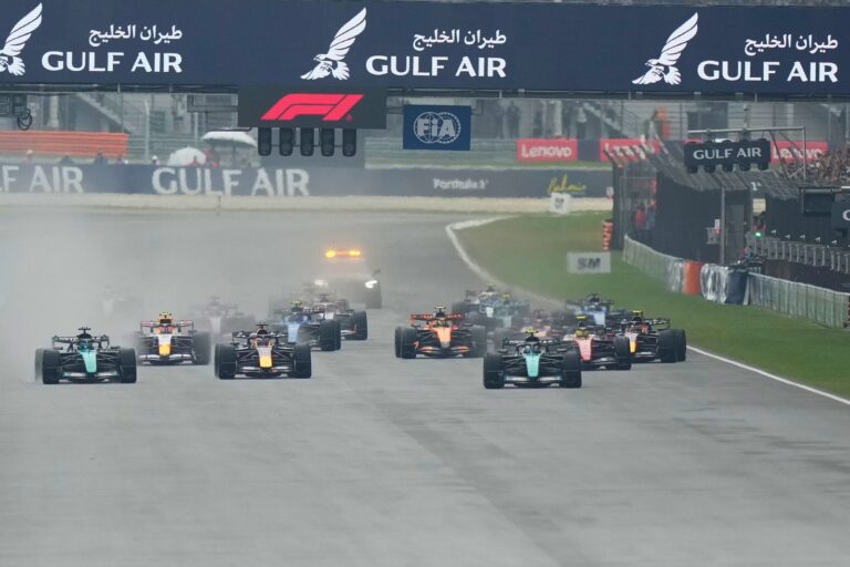 Pilotos de Fórmula 1 en la pista durante el Gran Premio de Bahréin