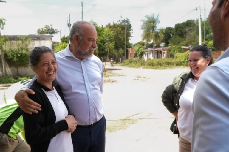 Intendente Claudio Polich durante la recorrida por un Centro Integrador Comunitario de la ciudad de Corrientes