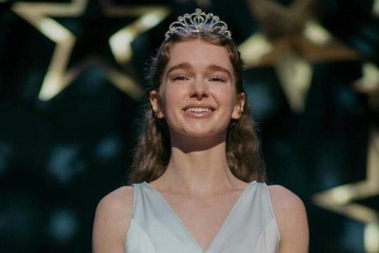Summer H. Howell y Samantha Sloyan en la serie Carrie de Prime Video