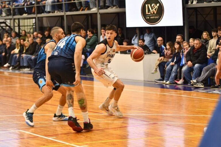Partido de básquet entre Racing y San Martín de Corrientes en el Grilon Arena de Chivilcoy