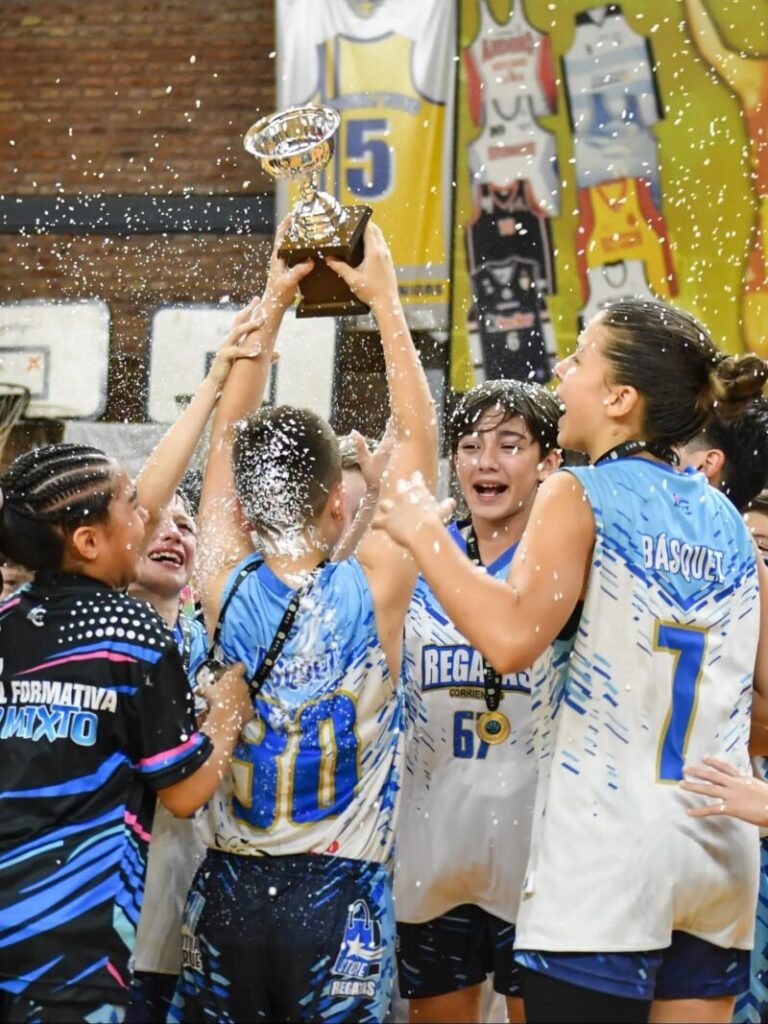Equipo de Regatas de Corrientes celebrando el título de la Liga Federal Formativa Mini Mixto
