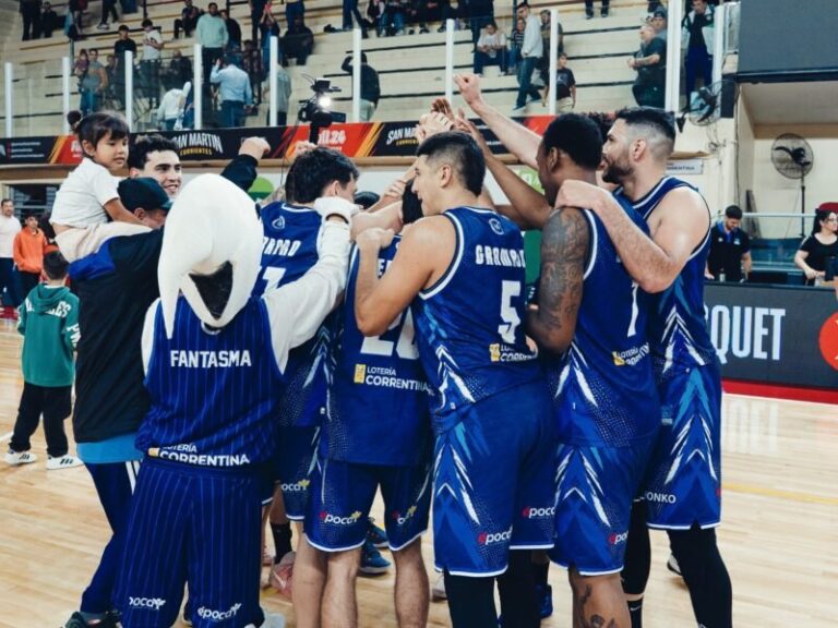 Jugadores de Regatas Corrientes durante un partido de básquetbol
