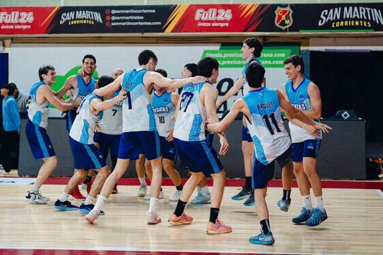 Partido de básquet entre Regatas y San Martín en el Fortín Rojinegro
