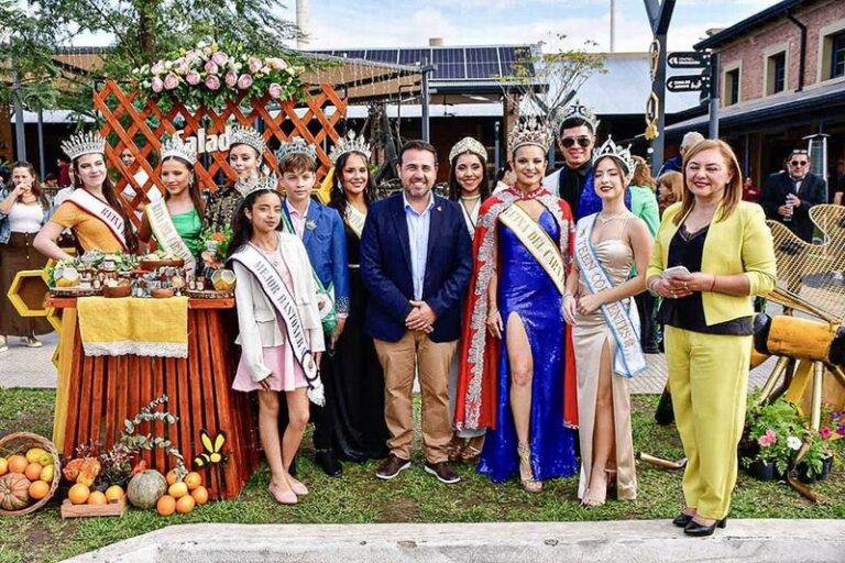 Stands y público en la jornada inaugural de Saladas en La Unidad, en el predio de La Unidad de Corrientes