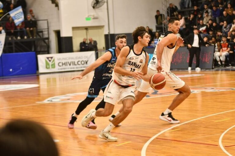Jugadores de San Martín de Corrientes durante un partido de básquetbol