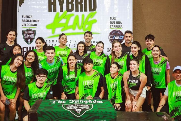 Atletas participando en la primera carrera híbrida del NEA en Santo Tomé