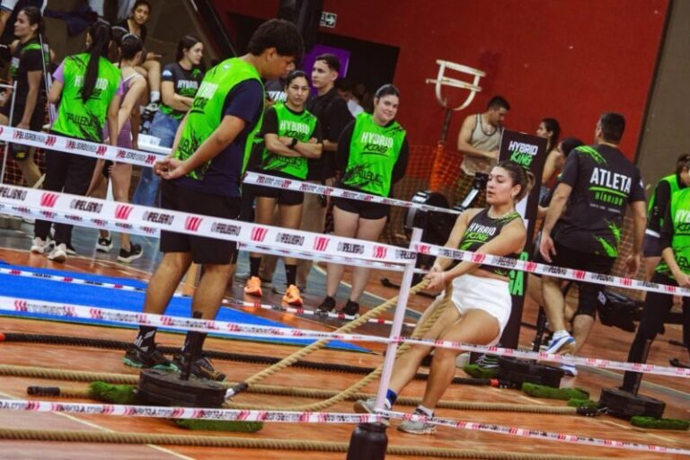 Atletas participando en la primera Carrera Híbrida del NEA en Santo Tomé