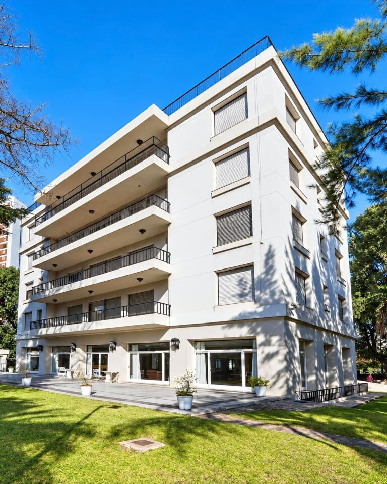 Fachada del edificio de 3300 m² en Superí al 1600, Belgrano R, construido por Arturo Julio Dubourg