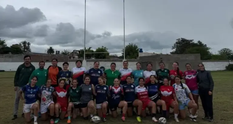 Jugadoras del seleccionado femenino de la URNE durante una concentración en Águilas Rugby Club de Sáenz Peña