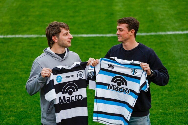 Bernabé López Fleming y Santiago David, jugadores de SIC y CASI, posan juntos antes del clásico de San Isidro
