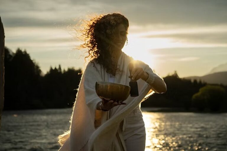 Sol Wais tocando cuencos tibetanos en una sesión de sound healing