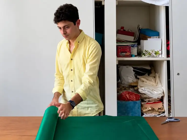 Tomás Valentín Gómez, sastre argentino, en el taller de costura del santuario de Lourdes