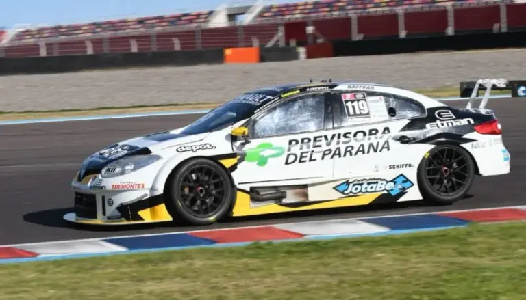 Humberto Krujoski compitiendo con el Renault Fluence del equipo Ambrogio Racing Argentina en el Turismo Carretera 2000