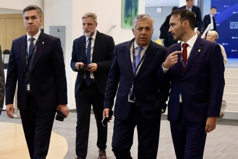 Gobernador Juan Pablo Valdés durante su exposición en la cumbre de la OCDE en París