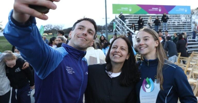 Intendenta Soledad Martínez junto a deportistas en el cierre de la Semana Americana del Deporte en Vicente López