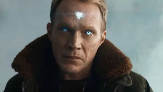Paul Bettany caracterizado como Visión en la miniserie VisionQuest de Disney+