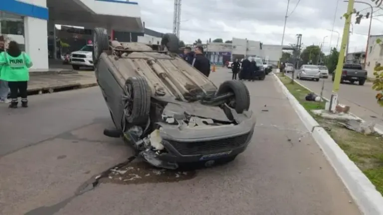Móvil policial y ambulancia en la intersección de avenida Cazadores Correntinos y Tacuarí por un vuelco